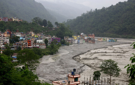 २०७८ असार १ गते आएको भेलबाढीपछिको मेलम्ची बजार। फाइल तस्बिर।